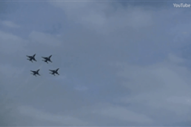 Phi đội Thunderbirds của Mỹ phô diễn trên bầu trời Anh