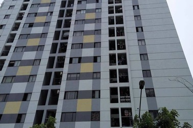 Cố với đồ chơi, bé trai rơi từ tầng 11 khu chung cư Linh Đàm