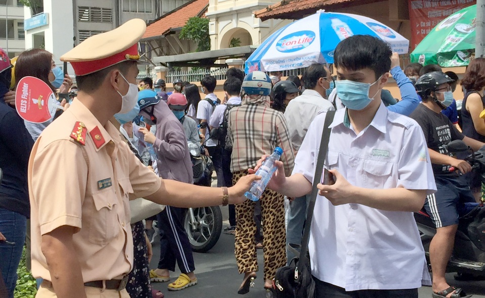 CSGT phát khẩu trang miễn phí cho thí sinh đi thi - 3 CSGT phát khẩu trang miễn phí cho thí sinh đi thi - 3