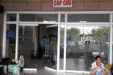 Bệnh nhân nhiễm HIV cầm kéo rượt đuổi 6 bác sĩ