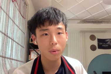 “Ông cụ non” khiến các bậc phụ huynh cắp sách bút theo học