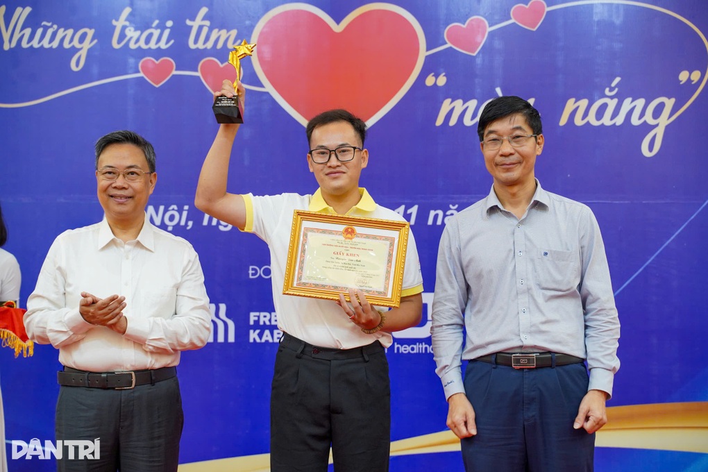 ទាហានបរិច្ចាកឈាម និងប្លាកែត៦១ដង បើកឡានជូនអ្នកជម្ងឺមិនគិតថ្លៃ - ៤. Chiến sĩ 61 lần hiến máu, tiểu cầu lái xe 0 đồng chở bệnh nhân nghèo - 4