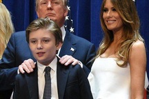 Cậu út nhà Trump buồn ngủ cũng tạo thành "cơn sốt" trên mạng