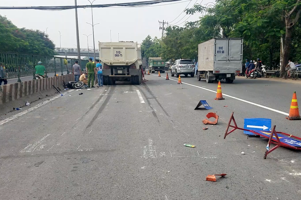 Xe ben lao vào nhóm công nhân trải nhựa đường, 1 người chết, 3 bị thương - 5 Xe ben lao vào nhóm công nhân trải nhựa đường, 1 người chết, 3 bị thương - 5