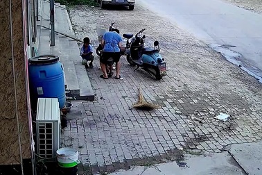 Người đàn ông cứu mạng em bé bị mắc nghẹn