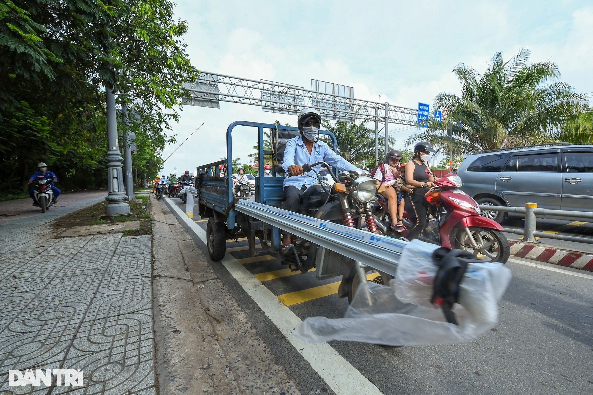 Muôn kiểu vi phạm giao thông tiềm ẩn tai nạn trên đường phố TPHCM - 1 Muôn kiểu vi phạm giao thông tiềm ẩn tai nạn trên đường phố TPHCM - 1