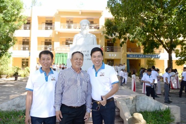 Michael Lang xúc động gặp lại thầy cô sau 30 năm ra trường