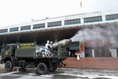 Binh chủng Hóa học tiêu tẩy khử trùng toàn bộ Bệnh viện Bệnh Nhiệt đới TW 2