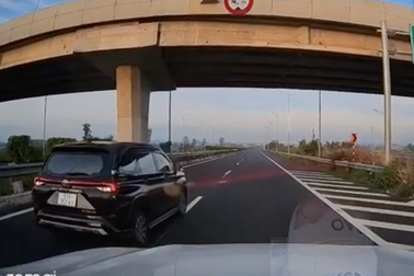 Tài xế bất chấp nguy hiểm, lùi xe trên cao tốc  Long Thành - Dầu Giây