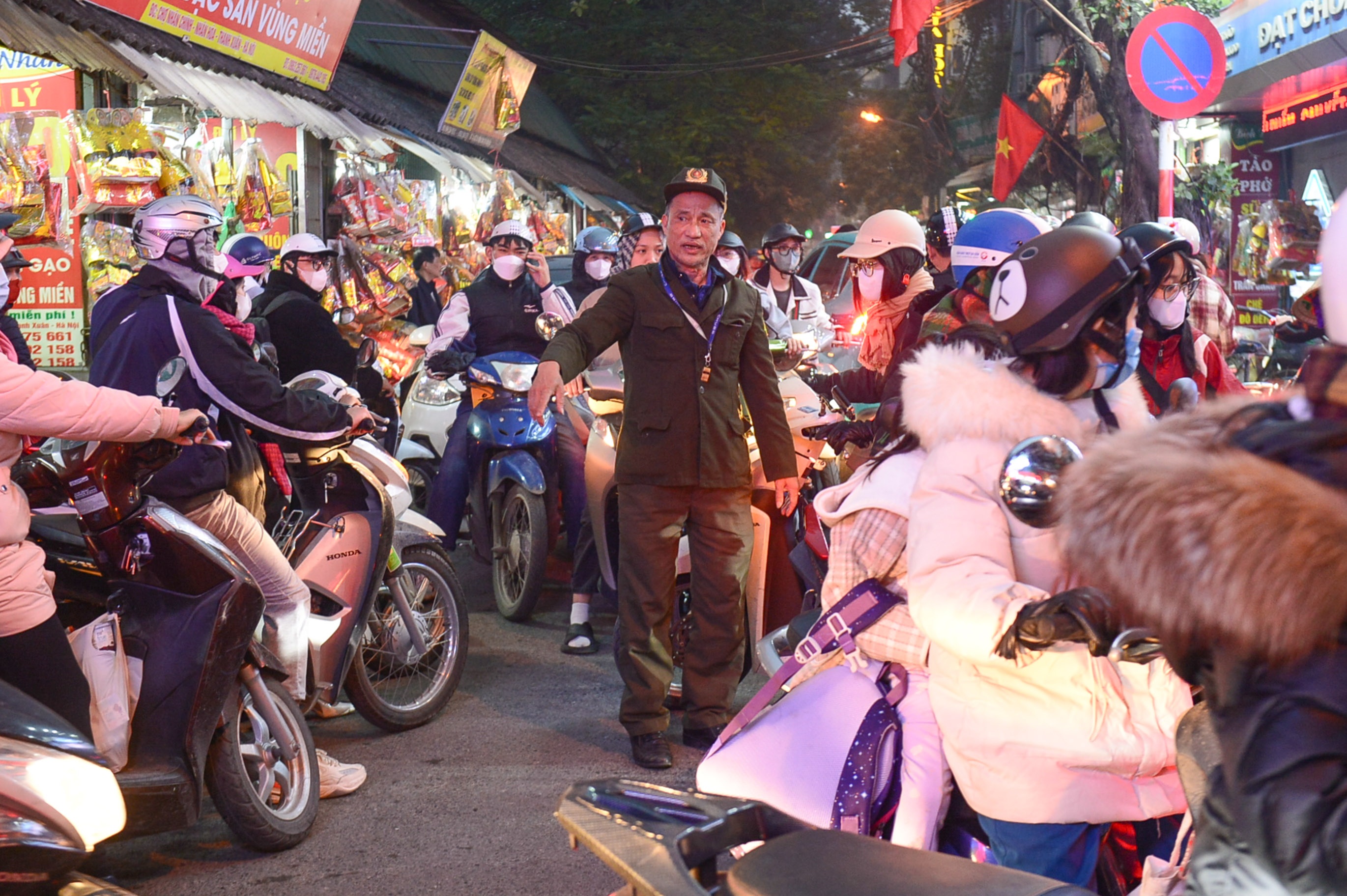 duong-pho-ha-noi-ngop-tho-tu-sang-den-toi-dip-can-tet-20.jpg