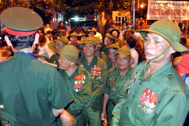 Đường phố Điện Biên Phủ chật kín người đến xem đêm hội nghệ thuật