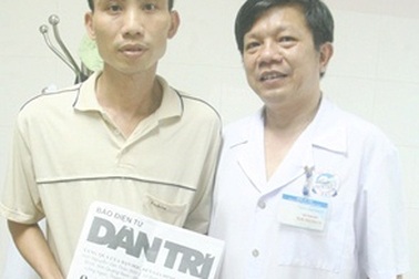 Trao hơn 9,3 triệu đồng đến anh Nguyễn Văn Thảo