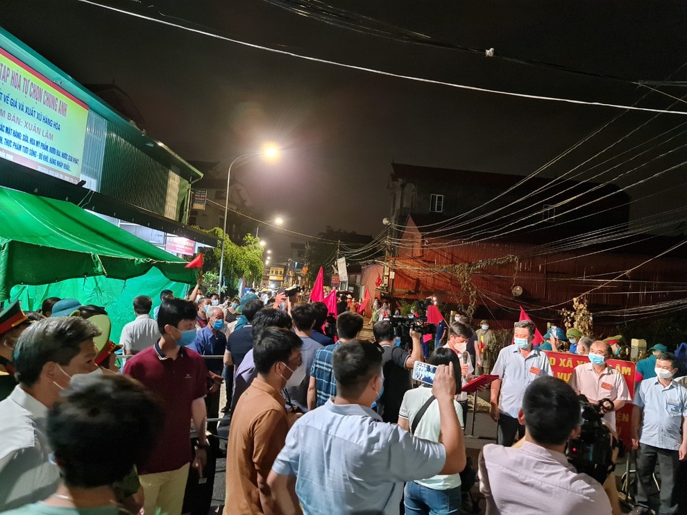 Bắc Ninh: Người dân 3 thôn vẫy cờ hò reo vì được gỡ lệnh cách ly - 1 Bắc Ninh: Người dân 3 thôn vẫy cờ hò reo vì được gỡ lệnh cách ly - 1