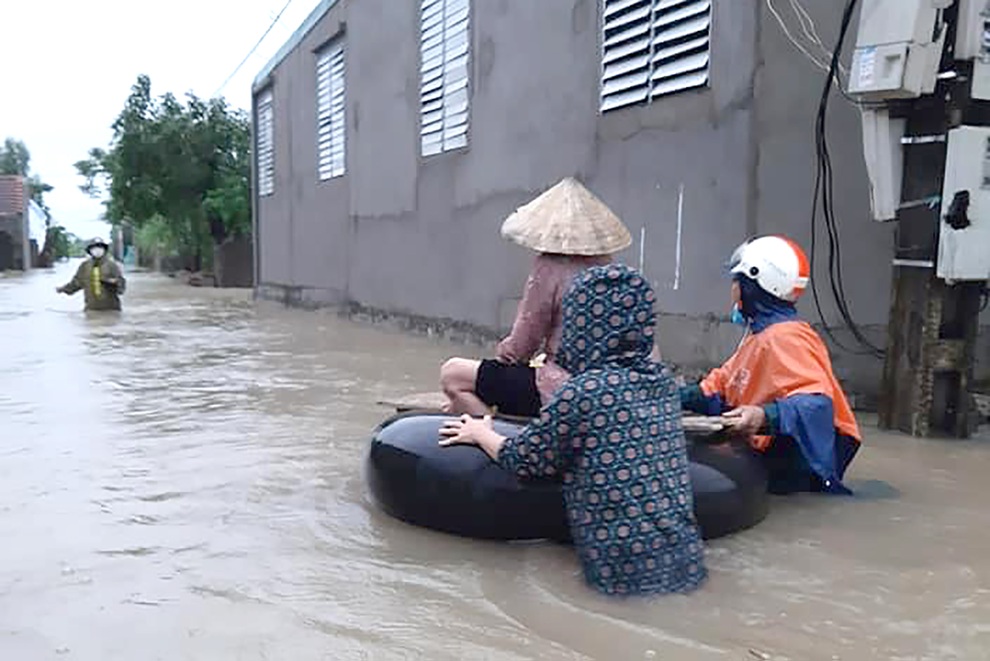 Lũ ập tới trở tay không kịp, nhiều gia đình phải bỏ của chạy lấy người - 5 Lũ ập tới trở tay không kịp, nhiều gia đình phải bỏ của chạy lấy người - 5