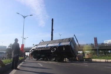 Xe tải lật, hơn 5 tấn hóa chất đổ tràn đường