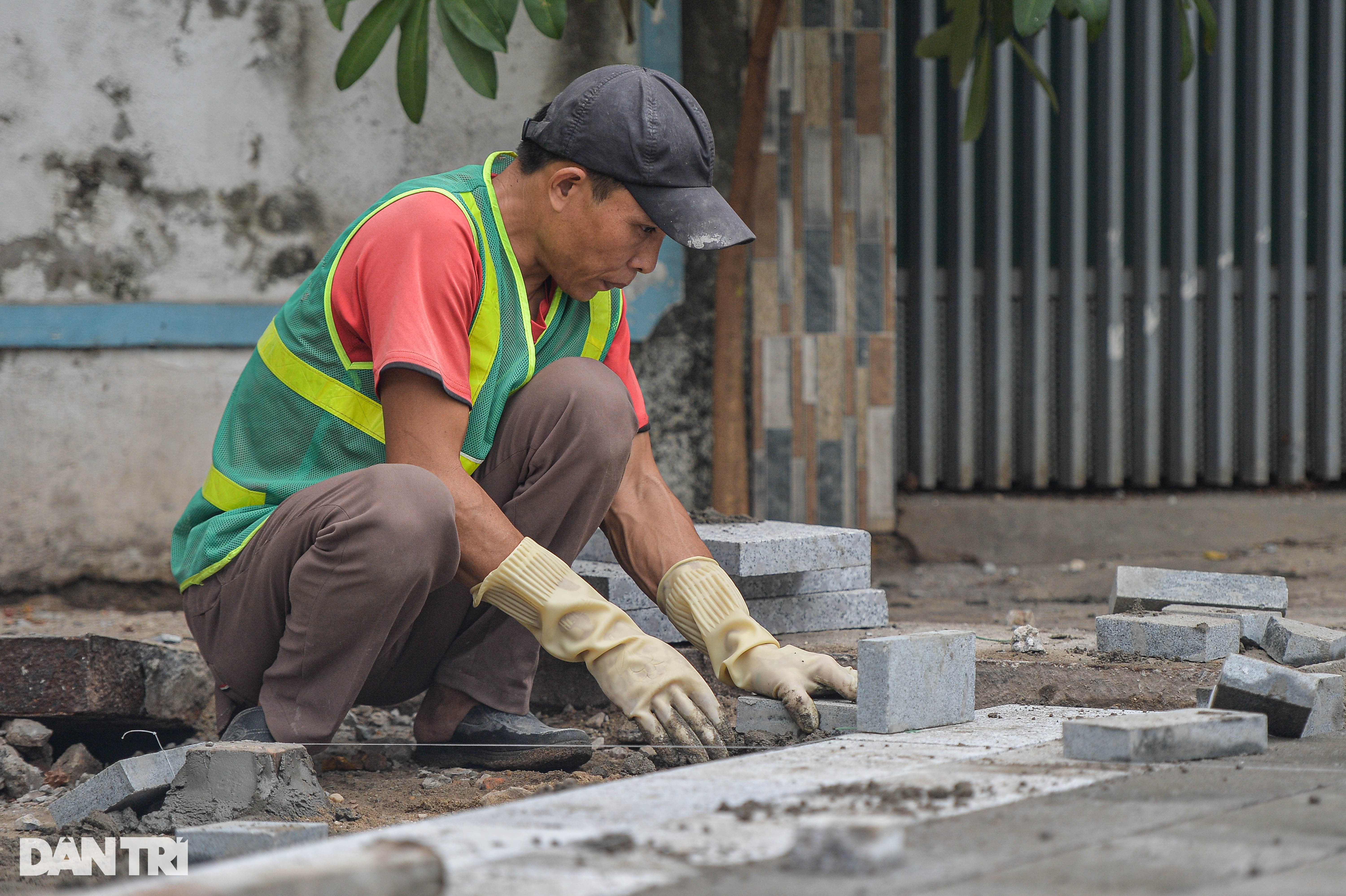 Dân Hà Nội khốn khổ vì bụi mù mịt, tiếng ồn inh tai từ lát đá vỉa hè - 5