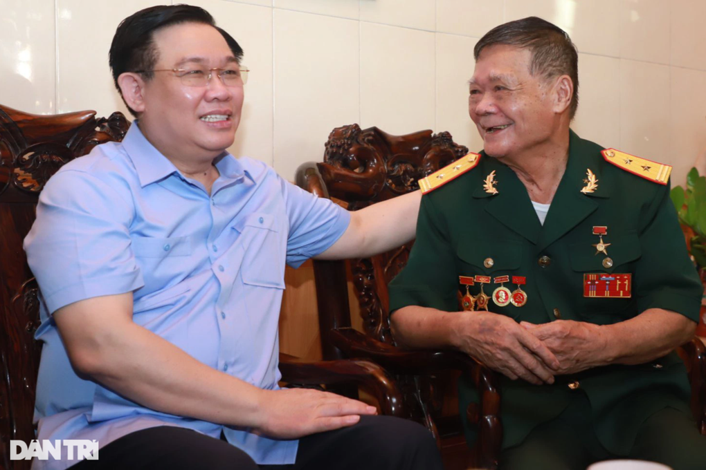 Chủ tịch Quốc hội thăm cựu chiến binh, mẹ Việt Nam anh hùng - 2 Chủ tịch Quốc hội thăm cựu chiến binh, mẹ Việt Nam anh hùng - 2