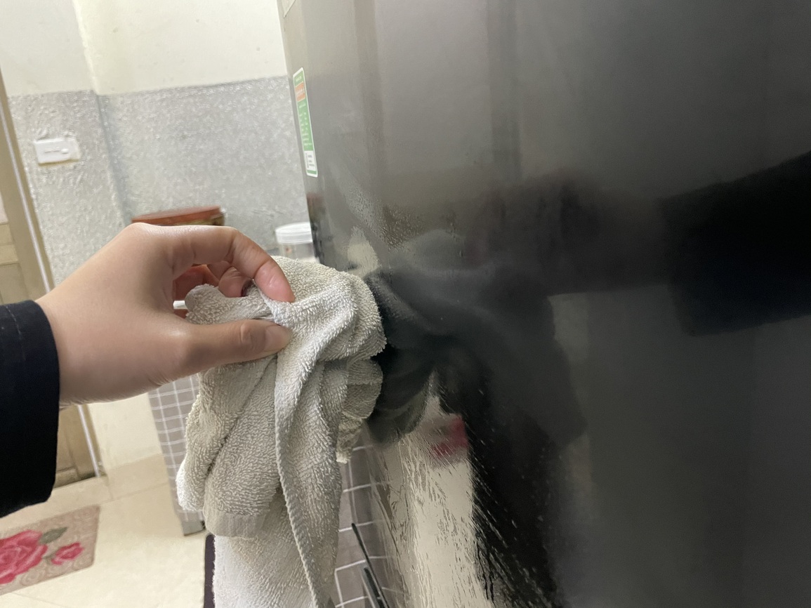 Người Hà Nội vật lộn với thời tiết nồm ẩm, sàn nhà đổ mồ hôi - 4 Người Hà Nội vật lộn với thời tiết nồm ẩm, sàn nhà đổ mồ hôi - 4