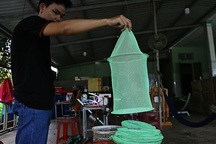 Kỹ sư 9x chế máy sản xuất bẫy ruồi, tạo việc làm cho nhiều người