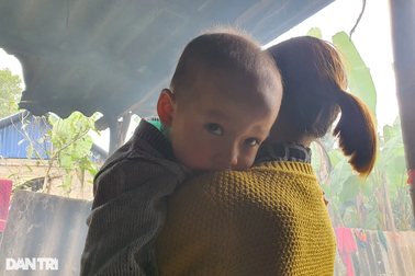 Ánh mắt khát sống của bé 3 tuổi trước lằn ranh sinh tử