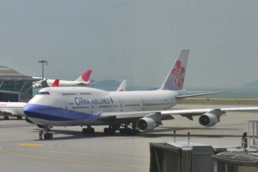 Xe chở hành lý đâm rách cánh máy bay tại sân bay Tân Sơn Nhất