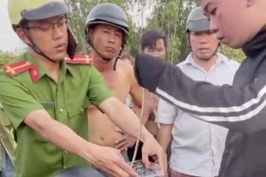 Công an truy đuổi hai thanh niên giật sợi dây chuyền hơn 1 lượng vàng