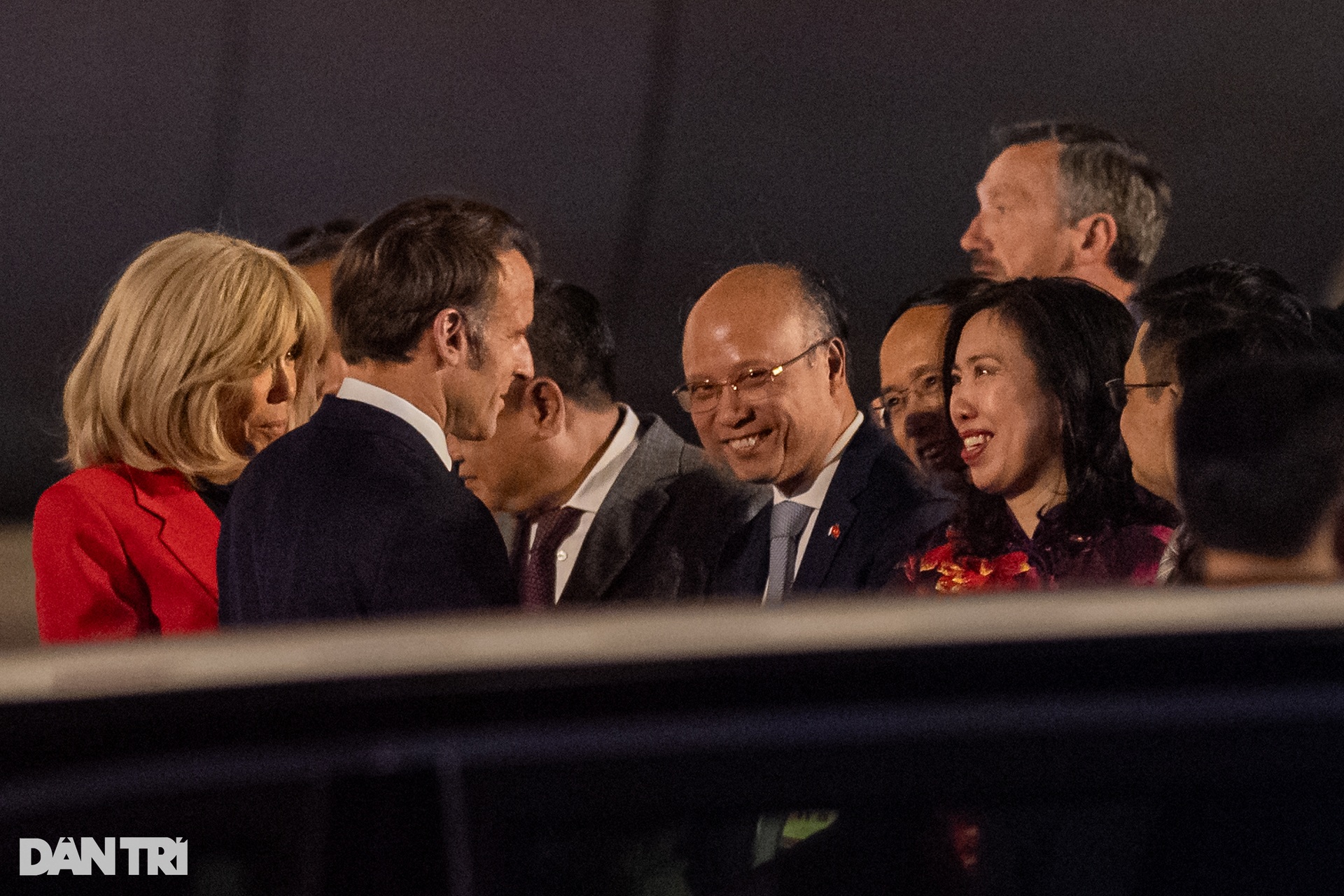 Hình ảnh Tổng thống Pháp Emmanuel Macron cùng Phu nhân tại sân bay Nội Bài - 6 Hình ảnh Tổng thống Pháp Emmanuel Macron cùng Phu nhân tại sân bay Nội Bài - 6
