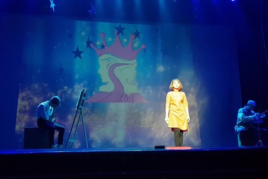 Nam sinh Sân khấu Điện ảnh dùng lửa vẽ tranh