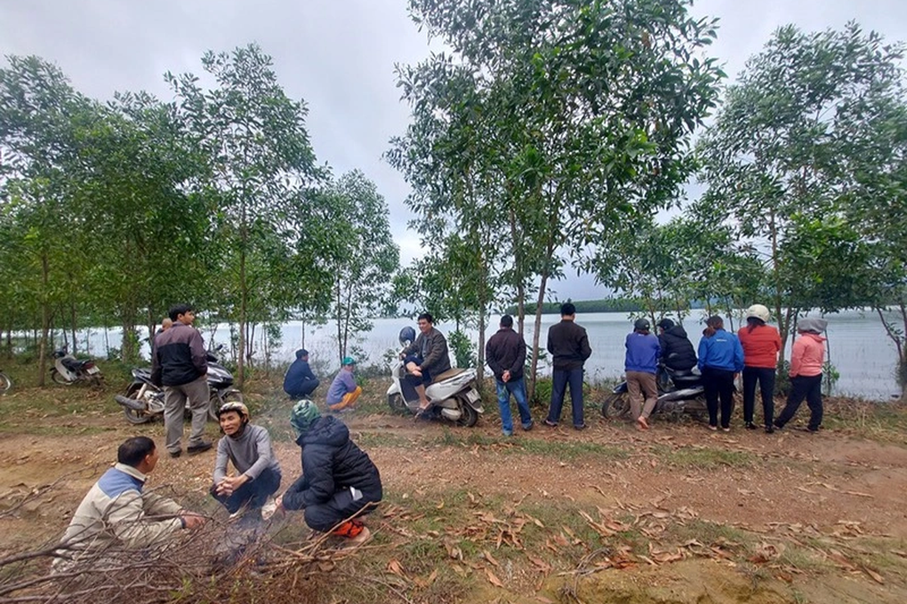 Người đàn ông bị lật thuyền, mất tích trên hồ thủy lợi - 1 Người đàn ông bị lật thuyền, mất tích trên hồ thủy lợi - 1