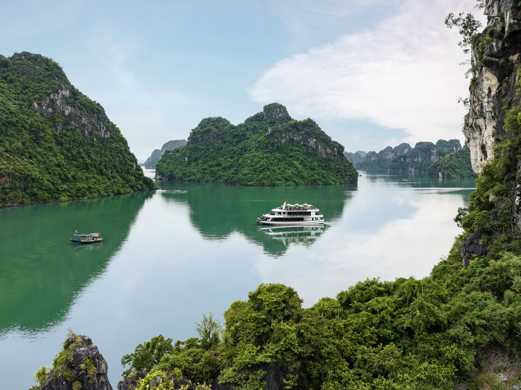 Trải nghiệm ngắm cảnh Hạ Long trên du thuyền hiện đại - 2 Trải nghiệm ngắm cảnh Hạ Long trên du thuyền hiện đại - 2
