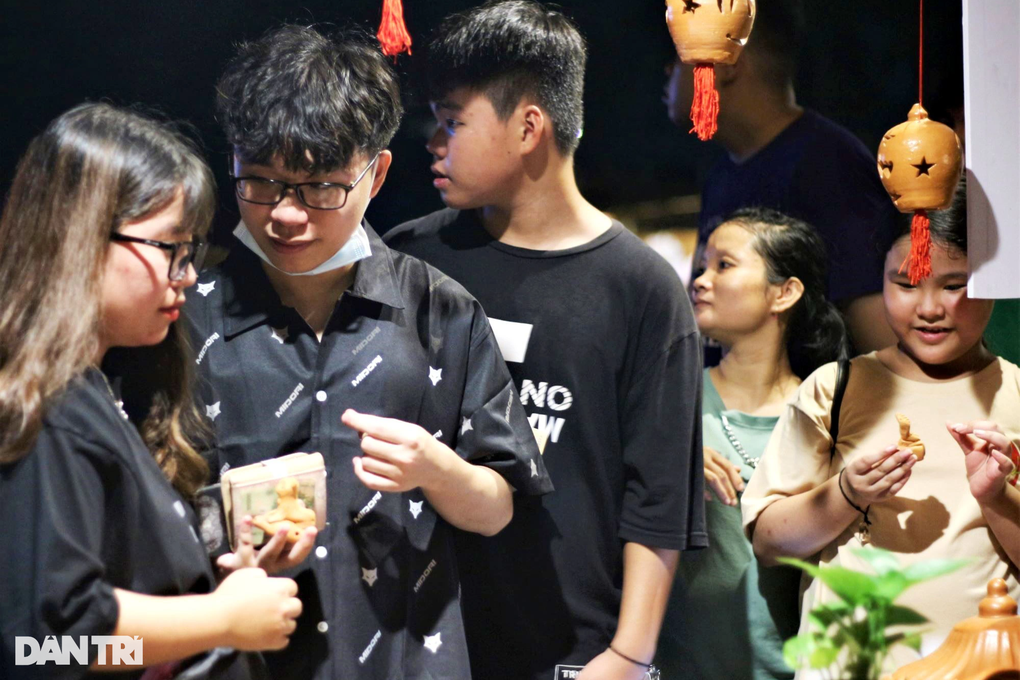 Du khách làm nghệ nhân với Nét hoa nghề Hội An - 3 Du khách làm nghệ nhân với Nét hoa nghề Hội An - 3