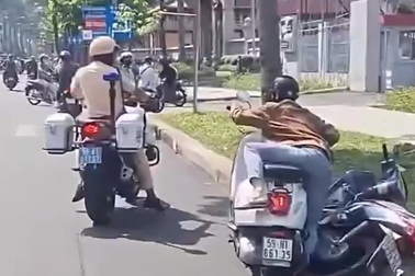 Clip CSGT lái mô tô đặc chủng dùng chân đạp ngã xe máy nam thanh niên