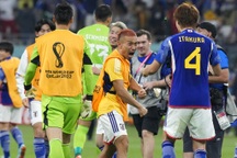 Đội tuyển Nhật Bản dọn dẹp phòng thay đồ sau trận đấu với Đức