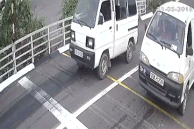 Ô tô tập lái tung cửa vì học viên đề-pa lên dốc