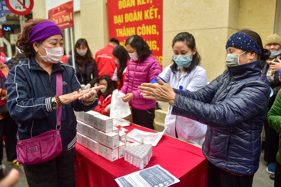 Hà Nội: Người dân xếp hàng dài nhận nước rửa tay miễn phí - 8 Hà Nội: Người dân xếp hàng dài nhận nước rửa tay miễn phí - 8