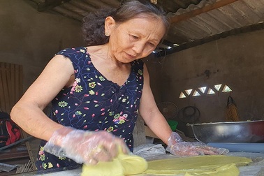 Về xứ dừa Tam Quan thưởng thức món bánh tráng khoai lang