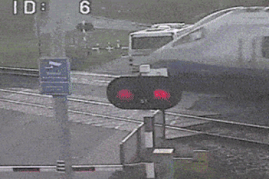 Kỳ quặc xe buýt tranh đường với... tàu điện