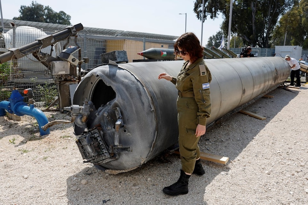 Mỹ, Anh tung đòn trừng phạt Iran vì trút mưa hỏa lực vào Israel - 1