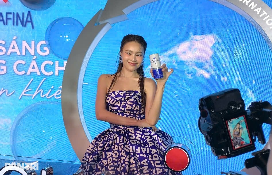 Міс Нгок Хан цілує Тхань Хуонга, Ту Лонг близький до Сюан Хіня на червоній доріжці - 2 Hoa hậu Ngọc Hân hôn Thanh Hương, Tự Long thân thiết Xuân Hinh trên thảm đỏ - 2