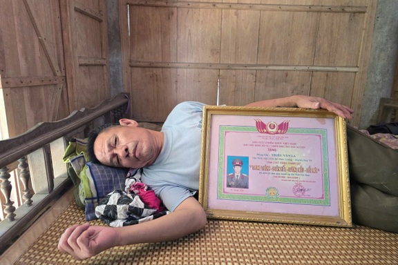 Cha mẹ nằm liệt giường ngày đêm mong ngóng con trai đang cấp cứu trở về