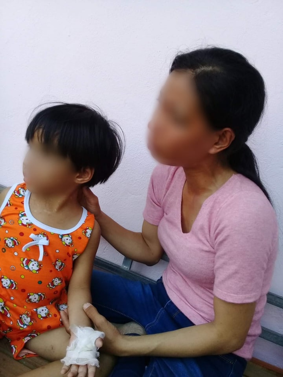 Nghi án bé gái bị cha dượng đánh đập, dí người vào ống pô nóng - 3 Nghi án bé gái bị cha dượng đánh đập, dí người vào ống pô nóng - 3