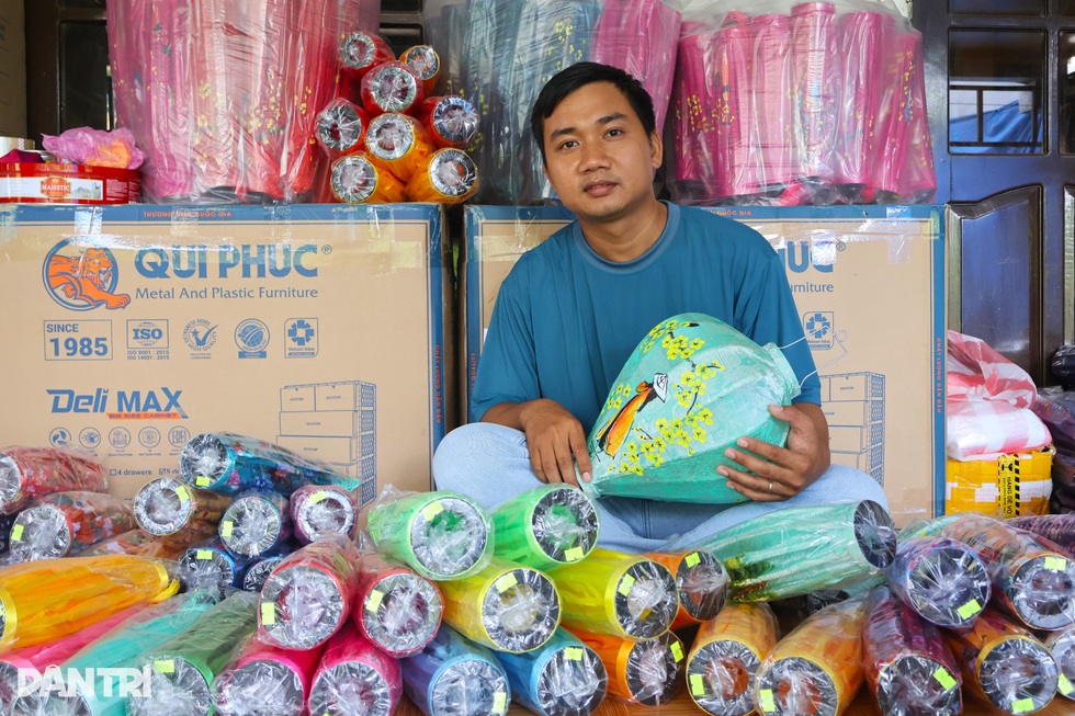 Ông chủ chuỗi cà phê tại TPHCM bỏ về quê làm đèn lồng bán khắp thế giới - 1 Ông chủ chuỗi cà phê tại TPHCM bỏ về quê làm đèn lồng bán khắp thế giới - 1
