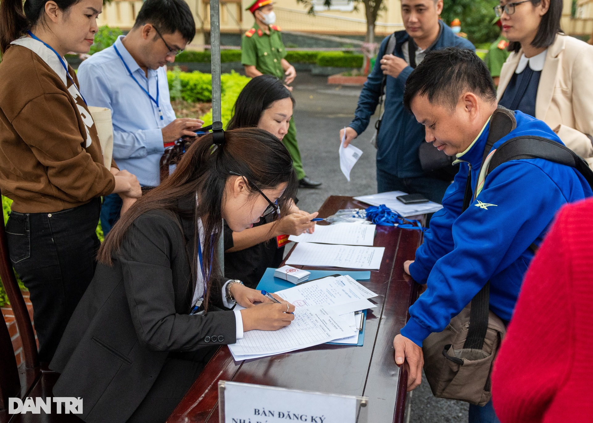 An ninh thắt chặt tại phiên tòa xét xử 2 cựu lãnh đạo tỉnh Bắc Ninh - 5 An ninh thắt chặt tại phiên tòa xét xử 2 cựu lãnh đạo tỉnh Bắc Ninh - 5