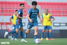 Dàn sao thi đấu nước ngoài của tuyển Việt Nam tập luyện trên sân Lạch Tray