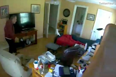 Clip “cô gái lấy cắp tiền của cụ ông 94 tuổi” khiến dân mạng phẫn nộ