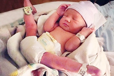 Những khoảnh khắc "không thể rời mắt" của em bé mới sinh