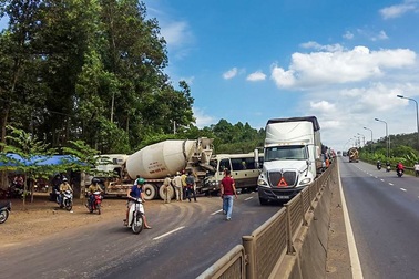 Xe khách đổ dốc đâm xe bồn, tài xế chết tại chỗ