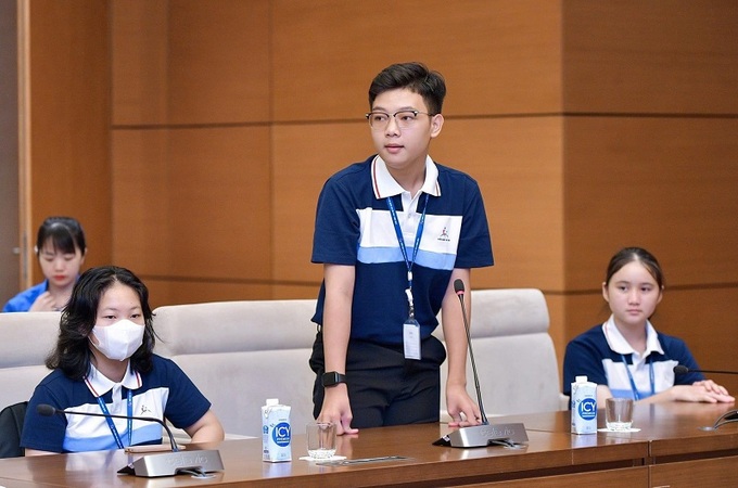 Em Nguyễn Huỳnh Minh Điều đến từ TP. Cần Thơ tại buổi gặp gỡ Ủy ban Văn hóa và Giáo dục của Quốc hội ở nhà Quốc hội.