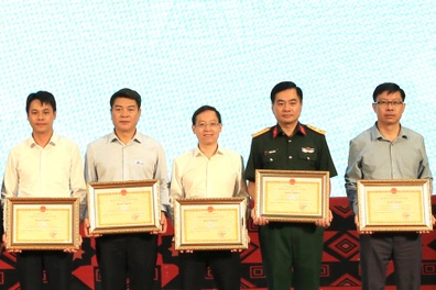 Báo Dân trí nhận bằng khen trong công tác xóa nhà tạm tại Cao Bằng
