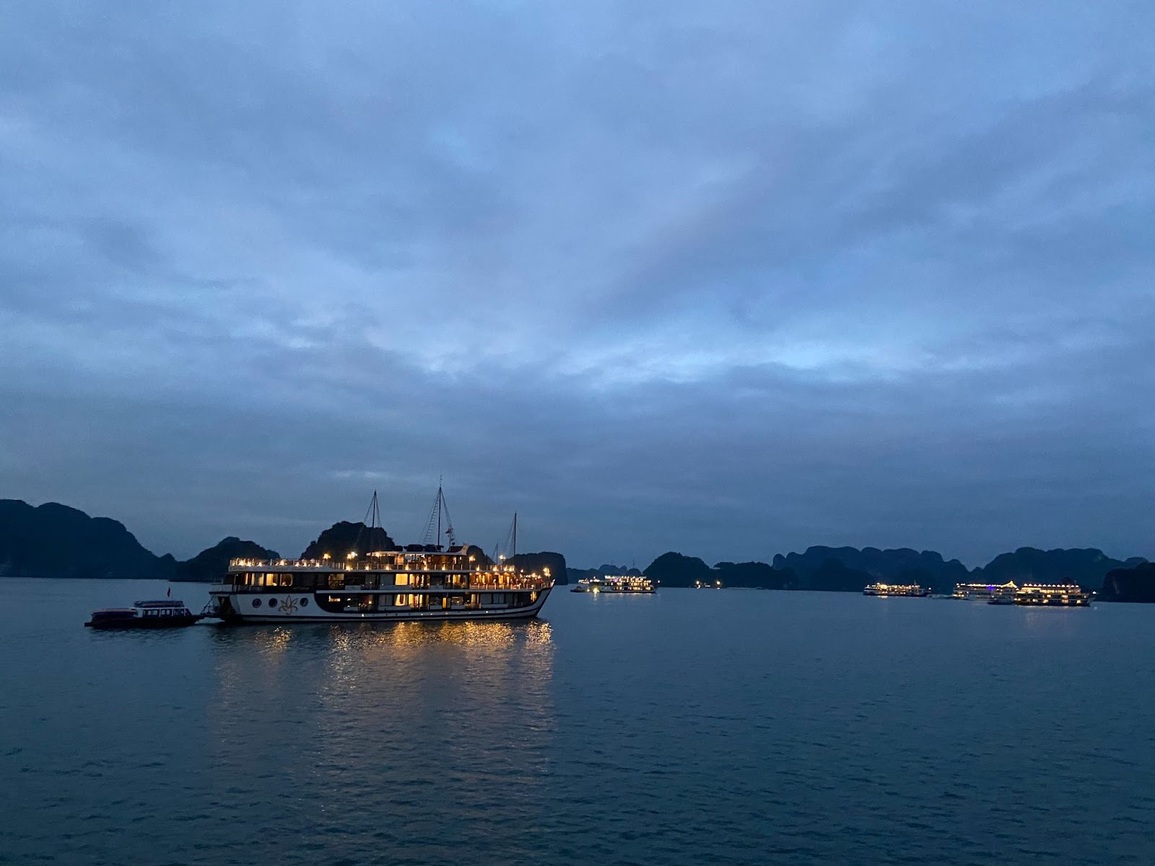 Vợ chồng TPHCM chi 8 triệu đồng/đêm trên du thuyền sang chảnh ở Hạ Long - 2 Vợ chồng TPHCM chi 8 triệu đồng/đêm trên du thuyền sang chảnh ở Hạ Long - 2